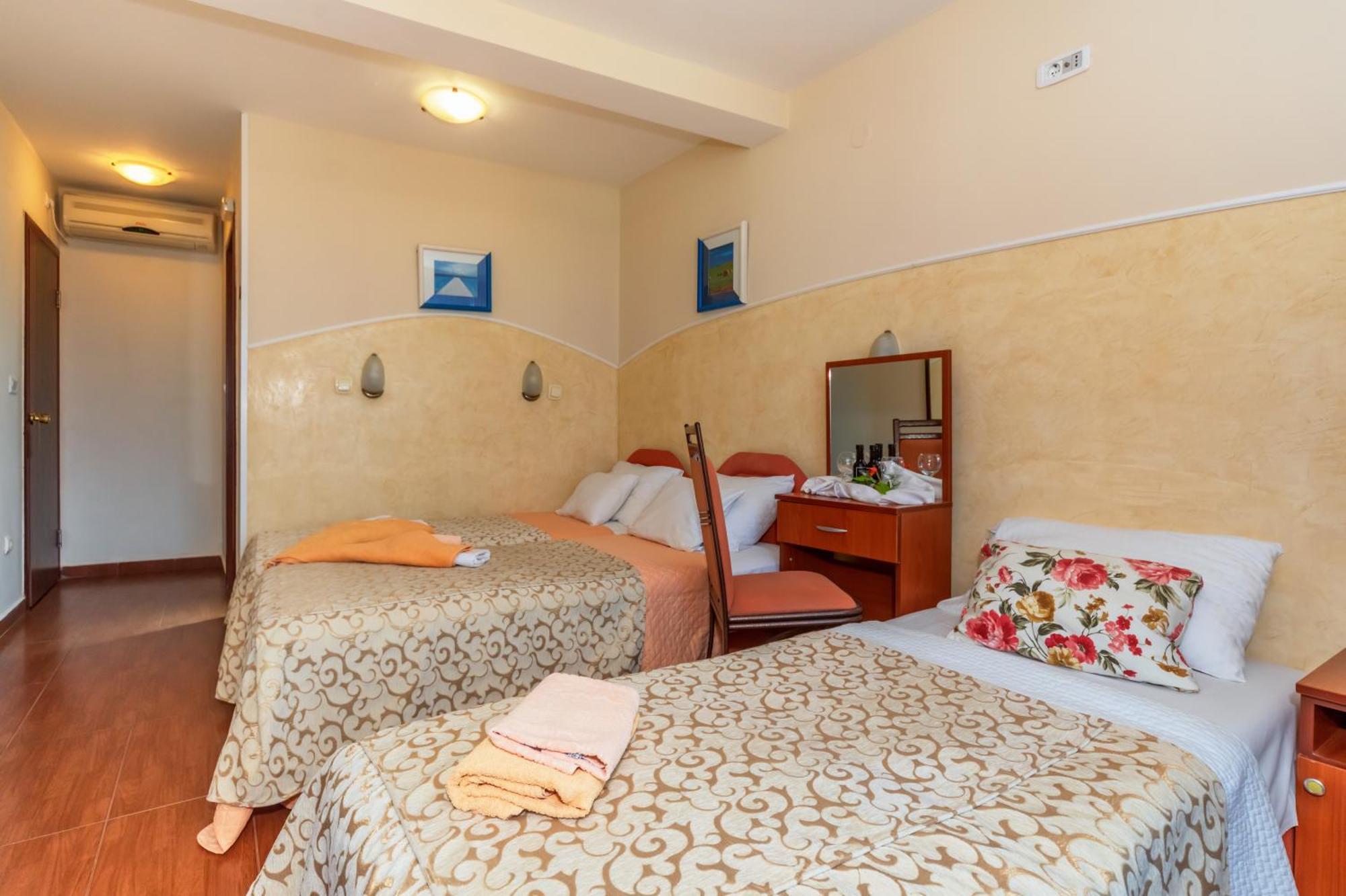 Apartments Pod Lozom With Seaview Petrovac Værelse billede